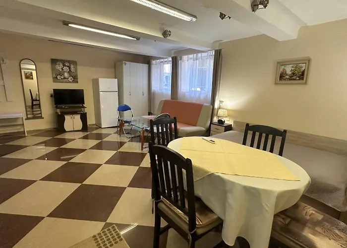 Spacious In Apartment *